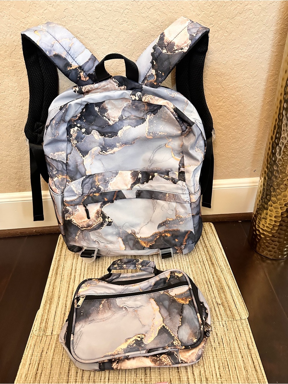 Backpack with Lunch box - Picture 3 of 5